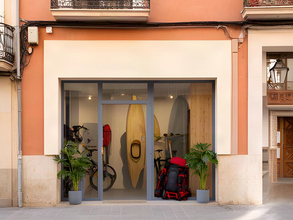 Entrada de un punto de alquiler de equipo exterior en una calle de Guadalajara