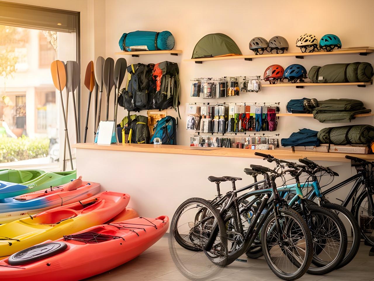 Mostrador de alquiler con kayaks, bicicletas y tiendas preparado en un local de Guadalajara